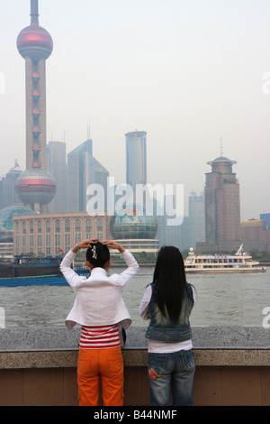 Due giovani donne guardando il Cityscape di Pudong di Shanghai, Cina Foto Stock