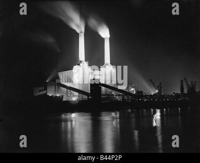 Battersea Power Station illuminata di notte 1951 Londra Inghilterra Foto Stock