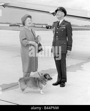 La regina madre con ufficiale della RAF e corgi all'Aeroporto Heathrow di Londra nel maggio 1983 Foto Stock