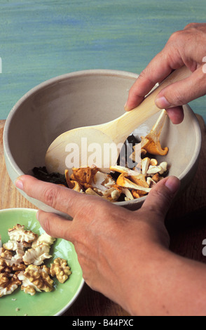 La miscelazione degli ingredienti del ripieno Foto Stock