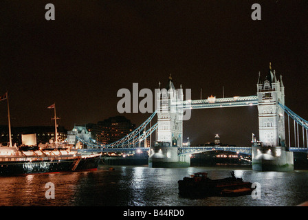 Il Royal Yacht Britannia ormeggiata presso il Tower Bridge di Londra Foto Stock