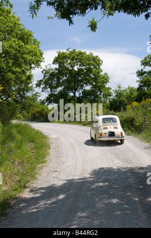 Italiano 500 Fiat auto equitazione sulla strada Foto Stock