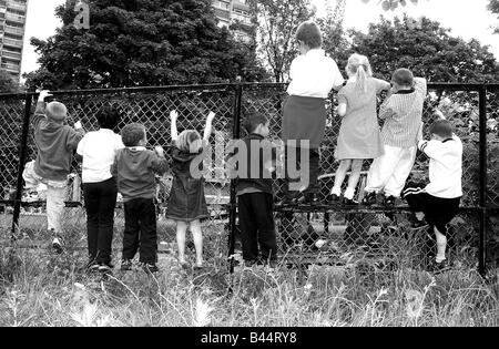 Il permesso deve essere ottenuto da MIRRORPIX PRIMA DI USARE Inner City Break di alloggiamento Hackney Londra Giugno 2002 i bambini da una scuola elementare su un famigerato estate in Hackney Londra nord molti dei bambini soffrono di estrema comportamentali e problemi sociali sono i bambini di crack eroinomani alcune dispongono anche di padri e fratelli s che sono membro della gang s e anche in carcere la scuola parte di una corsa verso il basso station wagon ha a che fare con la crepa e tane di eroina che si trova sul lato opposto dell'entrata della scuola Foto Stock