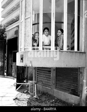 Il permesso deve essere ottenuto da MIRRORPIX PRIMA DI USARE Inner City Break di alloggiamento Hackney Londra Giugno 2002 i bambini da una scuola elementare su un famigerato estate in Hackney Londra nord molti dei bambini soffrono di estrema comportamentali e problemi sociali sono i bambini di crack eroinomani alcune dispongono anche di padri e fratelli s che sono membro della gang s e anche in carcere la scuola parte di una corsa verso il basso station wagon ha a che fare con la crepa e tane di eroina che si trova sul lato opposto dell'entrata della scuola Foto Stock