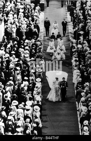 Il principe Charles e Lady Diana Spencer Royal Wedding 1981 il principe Charles e Lady Diana Spencer a piedi giù per la isola Foto Stock