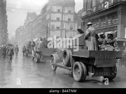 Sciopero generale scena Maggio 1926 auto blindate per le strade alla Mansion House Londra durante lo sciopero generale del 1926 Foto Stock