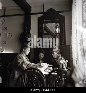 Mattina Cafe Society in Stratford upon Avon abitanti da Stratford e le aree circostanti hanno il loro caffè del mattino Foto Stock