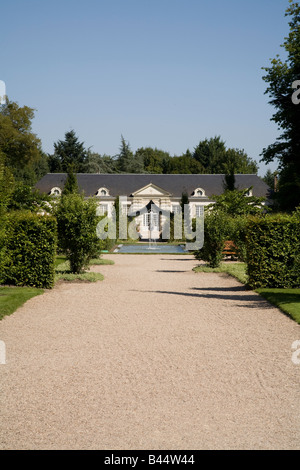 Vista l'Orangery dalla Pleasure Gardens, Château de Cheverny, Valle della Loira, Francia Foto Stock