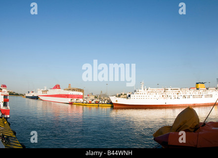 Atene Grecia barche nel trafficato porto del Pireo navi da crociera e traghetti Foto Stock