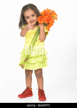 Ragazza asiatica con fiori di gerbera Foto Stock