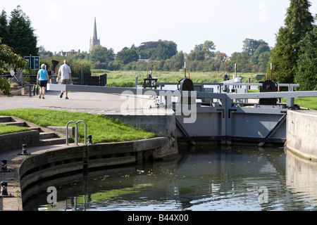 Lechlade chiesa sull orizzonte cancelli di blocco cotswold water park vista fiume England Regno unito Gb Foto Stock