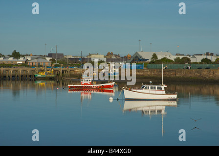 Barche in canale Walney, tra Walney Island e Barrow-in-Furness, Cumbria, Regno Unito Inghilterra, con Dock Museum in background Foto Stock