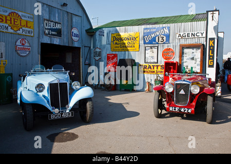 Una Lancia e Hillman Minx Aero 1932 auto in un periodo ricostruito garage al Goodwood 2008 WEST SUSSEX REGNO UNITO Foto Stock