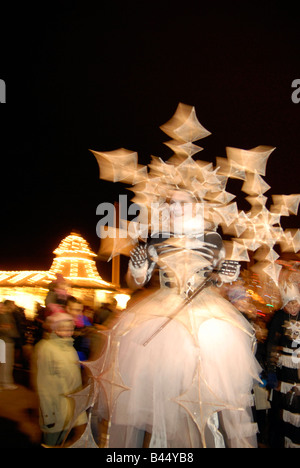 La combustione degli orologi Parade ospitato dal Cielo stesso che si svolge ogni anno a Brighton per contrassegnare il giorno più corto dell'anno BRIGHTON REGNO UNITO Foto Stock