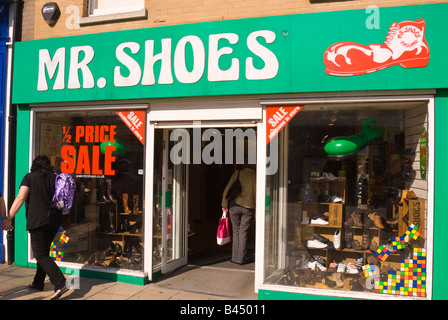 Il sig. scarpe negozio di scarpe con la vendita su in Norwich, Norfolk, Regno Unito Foto Stock