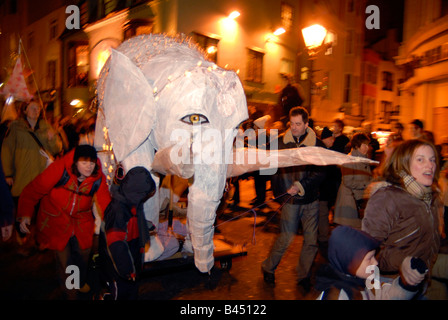 La combustione degli orologi Parade ospitato dal Cielo stesso che si svolge ogni anno a Brighton per contrassegnare il giorno più corto dell'anno BRIGHTON REGNO UNITO Foto Stock