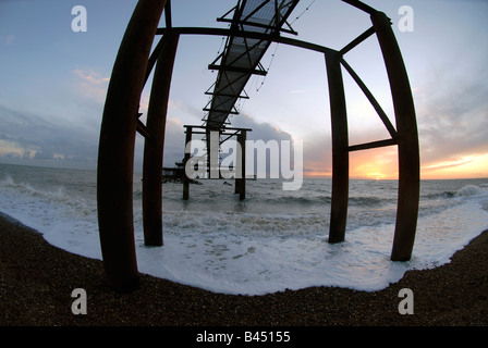I resti del Vittoriano Molo Ovest di Brighton che deve essere sostituita con una torre di avvistamento denominata i360, BRIGHTON REGNO UNITO Foto Stock
