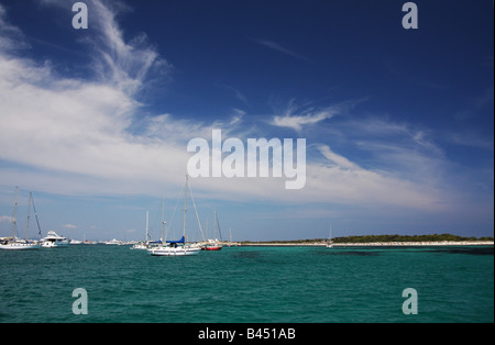 Navi ancorate vicino alla spiaggia a Formentera, isole Baleari, Spagna Foto Stock