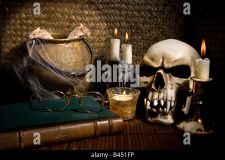 Due piccoli topi grigio in una scena di halloween Foto Stock