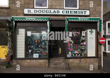 R Douglas Farmacia Hugh Town St Mary s Isole Scilly REGNO UNITO Foto Stock