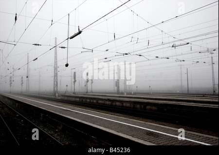 Augsburg stazione principale nella nebbia. Foto Stock