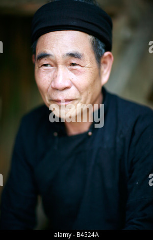 Tay tribesman presso il villaggio di Lai Chi, Vietnam. Foto Stock