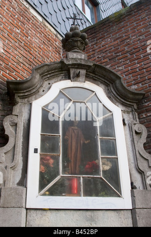 Piccolo Santuario dedicato a Santa Caterina contenente una madonna nera su di una tranquilla strada laterale off il Quai aux Briques, Bruxelles Foto Stock