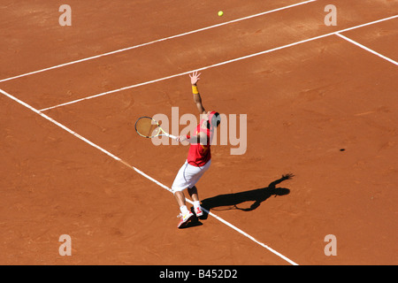 Mondo no.1 giocatore di tennis Rafael Nadal che serve nel primo match di 2008 Davis Cup Semifinal tie contro gli USA player Sam QUERREY Foto Stock