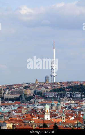 La telecomunicazione Zizkov TV tower che domina il cielo di Praga, nella Repubblica Ceca Foto Stock