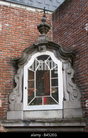 Piccolo Santuario dedicato a Santa Caterina contenente una madonna nera su di una tranquilla strada laterale off il Quai aux Briques, Bruxelles Foto Stock