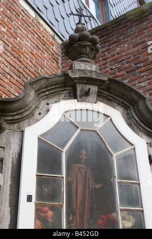 Piccolo Santuario dedicato a Santa Caterina contenente una madonna nera su di una tranquilla strada laterale off il Quai aux Briques, Bruxelles Foto Stock