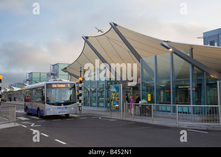 Dall'Aeroporto Londra Heathrow British Airways Terminal 5 edificio partenze internazionali ingresso e Hotel Hopper bus England Regno Unito Foto Stock