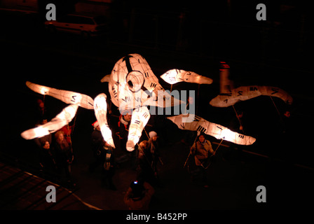 La combustione degli orologi Parade ospitato dal Cielo stesso che si svolge ogni anno a Brighton per contrassegnare il giorno più corto dell'anno BRIGHTON REGNO UNITO Foto Stock