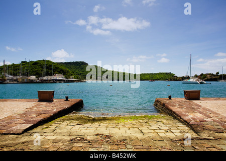 Modo di slittamento e yacht siti di ormeggio sul lato della banchina di Nelson's Dockyard sull'isola dei Caraibi di Antigua Foto Stock