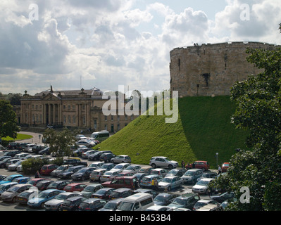 York Museum e Torre di Clifford, York, nell Inghilterra del Nord Foto Stock