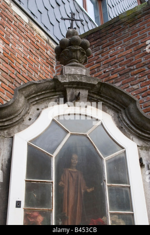 Piccolo Santuario dedicato a Santa Caterina contenente una madonna nera su di una tranquilla strada laterale off il Quai aux Briques, Bruxelles Foto Stock