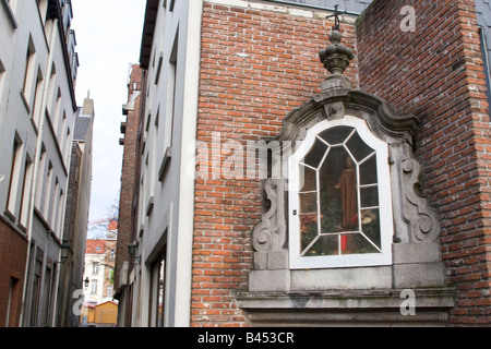 Piccolo Santuario dedicato a Santa Caterina contenente una madonna nera su di una tranquilla strada laterale off il Quai aux Briques, Bruxelles Foto Stock