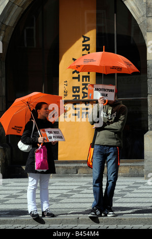 Street guide turistiche la pubblicità dei loro servizi nel centro di Praga, Repubblica Ceca. Foto Stock