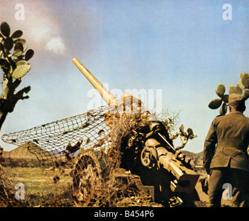 Wehrmacht 88 in Nord Africa un tedesco 88mm cannon dell'Afrika Corps incendi in cielo nel deserto della campagna Foto Stock