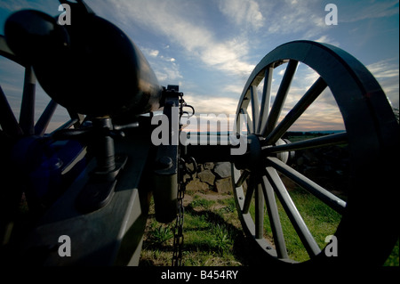 Il cannone in Gettysburg National Military Park contro un tramonto Foto Stock