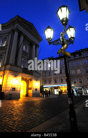 Vista notturna dell'illuminato la facciata esterna del Teatro Estates in Prague Old Town, Repubblica Ceca. Foto Stock