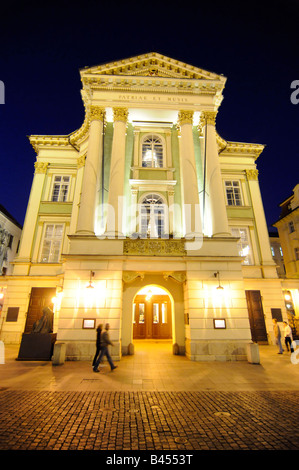 Vista notturna dell'illuminato la facciata esterna del Teatro Estates in Prague Old Town, Repubblica Ceca. Foto Stock