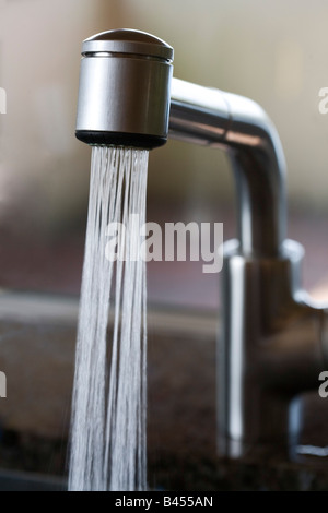 Acqua che scorre da un rubinetto di lavello Foto Stock