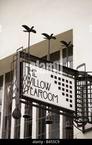 Regno Unito Scozia Glasgow Sauchiehall Street Willow Tea Room segno sopra Henderson Gioiellerie Foto Stock