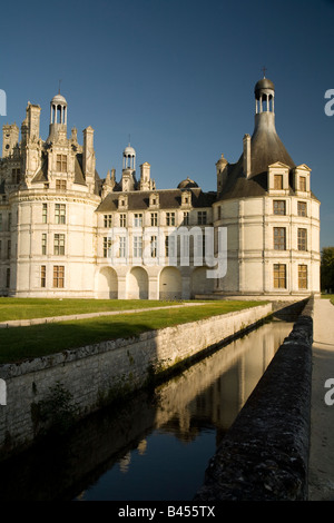 Il fossato parziale fino all'angolo nord-ovest la Torre di Chateau de Chambord al tramonto, Loir-et-Cher, Valle della Loira, in Francia. Foto Stock