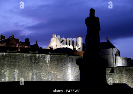 Città di Stirling, in Scozia. Scolpito da Andrea Currie, il Re Roberto Bruce Monumento al Castello di Stirling Esplanade. Foto Stock