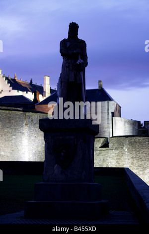 Città di Stirling, in Scozia. Scolpito da Andrea Currie, il Re Roberto Bruce Monumento al Castello di Stirling Esplanade. Foto Stock