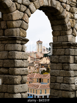 Vecchia città spagnola incorniciato da acquedotto di Segovia Foto Stock