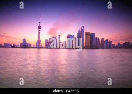 Cina Shanghai skyline finanziari visto oltre il fiume Huangpu dal Bund Foto Stock