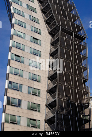 Schild moderno scudo allegato al gasometro B edificio in Simmering Vienna Austria Foto Stock